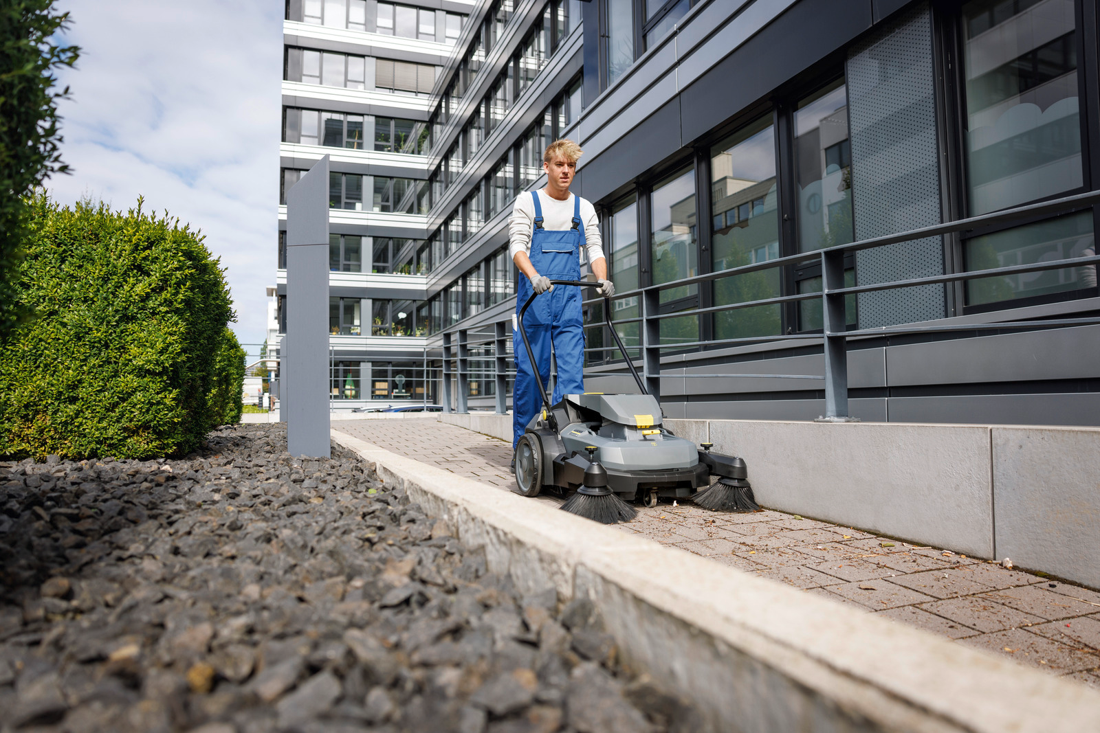Zamiatarka do dużych powierzchni Karcher KM 70/25 C 2SB