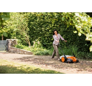 KG 770 - profesjonalna zamiatarka Stihl (770mm, 1500m²/h)