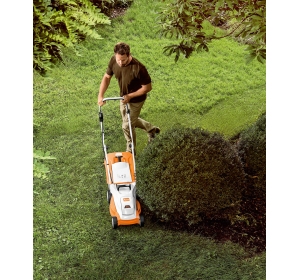 Stihl RMA 235 - Lekka kosiarka akumulatorowa z systemem Eco-Modus Zestaw z dwoma akumulatorami AK 30  i ładowarką AL 101