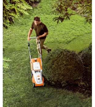 Stihl RMA 235 - Lekka kosiarka akumulatorowa z systemem Eco-Modus Zestaw z dwoma akumulatorami AK 30 i ładowarką AL 101
