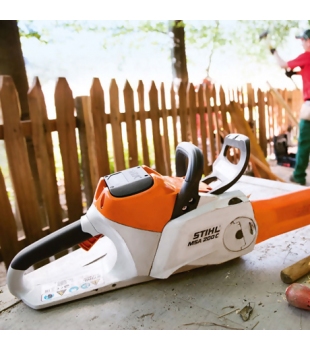 Pilarka MSA 200 C-B z dwoma akumulatorami AP 300 S i ładowarką AL 300