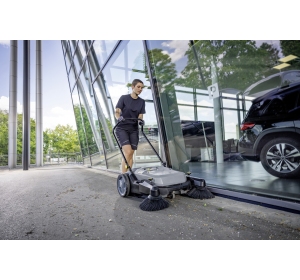 Zamiatarka ręczna Karcher KM 70/20 C 2SB (3920 m²/h / 20 l / 48 - 98 cm)