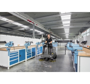 Karcher KM 85/50 R Bp (5100 m²/h / 50 l / 6 km/h) Zamiatarka z fotelem dla operatora z trakcją