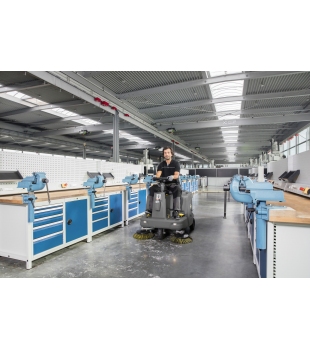 Karcher KM 85/50 R Bp (5100 m²/h / 50 l / 6 km/h) Zamiatarka z fotelem dla operatora z trakcją