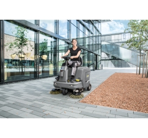 Karcher KM 85/50 R Bp (5100 m²/h / 50 l / 6 km/h) Zamiatarka z fotelem dla operatora z trakcją