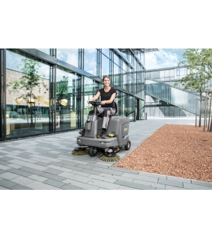 Karcher KM 85/50 R Bp (5100 m²/h / 50 l / 6 km/h) Zamiatarka z fotelem dla operatora z trakcją