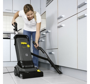 Szorowarka kompaktowa Karcher BR 30/4 C Adv (30 cm / 200 m²/h / 1450 obr.) Profesjonalna szorowarka automat szorujący
