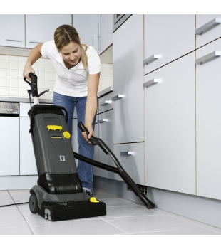 Szorowarka kompaktowa Karcher BR 30/4 C Adv (30 cm / 200 m²/h / 1450 obr.) Profesjonalna szorowarka automat szorujący