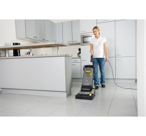 Szorowarka kompaktowa Karcher BR 30/4 C Adv (30 cm / 200 m²/h / 1450 obr.) Profesjonalna szorowarka automat szorujący