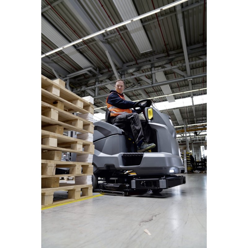 Szorowarka KARCHER B 220 R Bp Pack z fotelem dla operatora