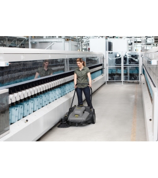 Zamiatarka Karcher KM 70/30 C Bp Pack Adv (2800 m²/h / 30 l / 48 - 70 cm) Zestaw z akumulatorem i ładowarką i workiem na śmieci