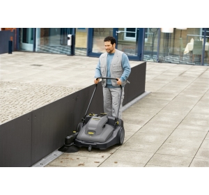 Zamiatarka Karcher KM 70/30 C Bp Pack Adv (2800 m²/h / 30 l / 48 - 70 cm) Zestaw z akumulatorem i ładowarką i workiem na śmieci