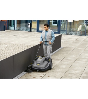 Zamiatarka Karcher KM 70/30 C Bp Pack Adv (2800 m²/h / 30 l / 48 - 70 cm) Zestaw z akumulatorem i ładowarką i workiem na śmieci