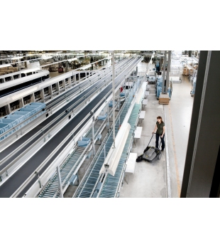 Zamiatarka Karcher KM 70/30 C Bp Pack Adv (2800 m²/h / 30 l / 48 - 70 cm) Zestaw z akumulatorem i ładowarką i workiem na śmieci