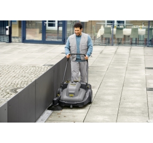 Zamiatarka Karcher KM 70/30 C Bp Pack Adv (2800 m²/h / 30 l / 48 - 70 cm) Zestaw z akumulatorem i ładowarką i workiem na śmieci