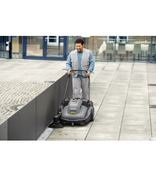Zamiatarka Karcher KM 70/30 C Bp Pack Adv (2800 m²/h / 30 l / 48 - 70 cm) Zestaw z akumulatorem i ładowarką i workiem na śmieci