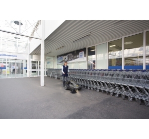 Zamiatarka Karcher KM 70/30 C Bp Pack Adv (2800 m²/h / 30 l / 48 - 70 cm) Zestaw z akumulatorem i ładowarką i workiem na śmieci