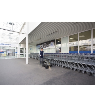 Zamiatarka Karcher KM 70/30 C Bp Pack Adv (2800 m²/h / 30 l / 48 - 70 cm) Zestaw z akumulatorem i ładowarką i workiem na śmieci