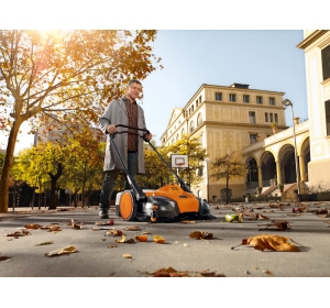 STIHL KGA 770 (36 V, 770 mm,  do 3250 m²) Profesjonalna zamiatarka akumulatorowa + worek na śmieci 270l