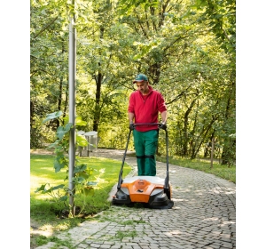 STIHL KGA 770 (36 V, 770 mm,  do 3250 m²) Profesjonalna zamiatarka akumulatorowa + worek na śmieci 270l