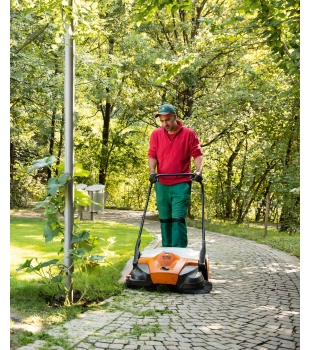 STIHL KGA 770 (36 V, 770 mm,  do 3250 m²) Profesjonalna zamiatarka akumulatorowa + worek na śmieci 270l