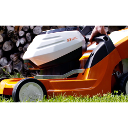 STIHL RMA 443 PV, mocna i zwinna kosiarka do koszenia małych i średnich powierzchni zielonych