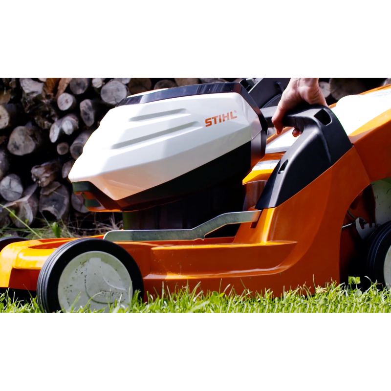 STIHL RMA 443 PV, mocna i zwinna kosiarka do koszenia małych i średnich powierzchni zielonych