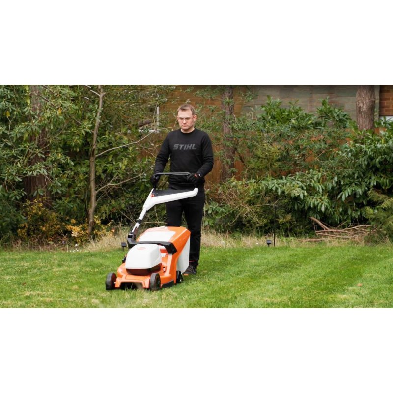 STIHL RMA 443 PV, mocna i zwinna kosiarka do koszenia małych i średnich powierzchni zielonych