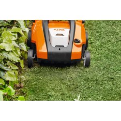 STIHL RLA 240 (900 W, 34 cm, 50l) Akumulatorowy wertykulator + aerator do trawy