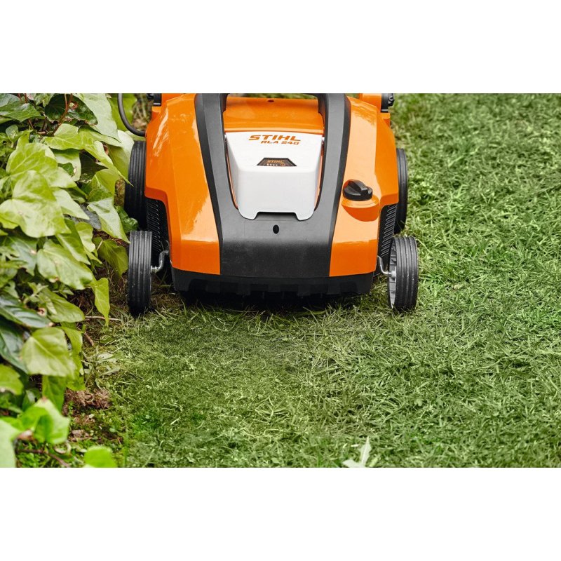 STIHL RLA 240 (900 W, 34 cm, 50l) Akumulatorowy wertykulator + aerator do trawy
