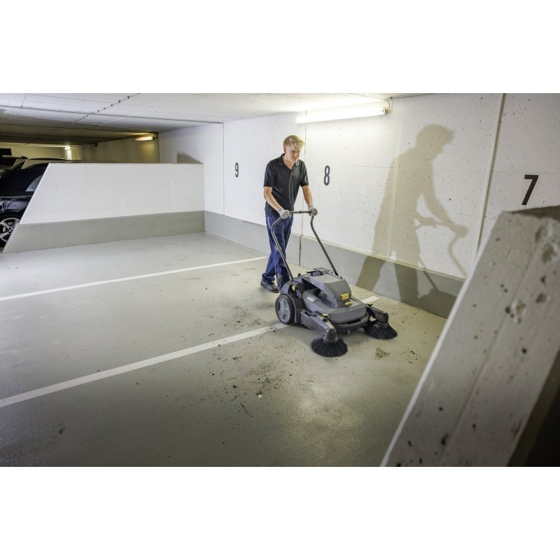 Karcher KM 70/30 C BP 2SB (3920 m²/h / 20 l / 48 - 98 cm) Profesjonalna zamiatarka akumulatorowa