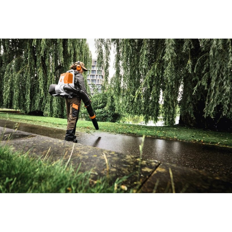 STIHL BRA 200 (36V, 83 m/s, 867 m³/h) Akumulatorowa dmuchawa plecakowa