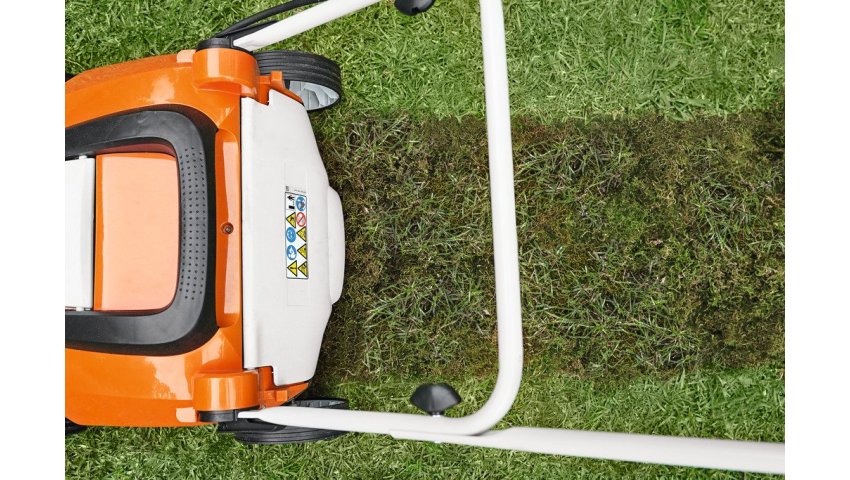 Dlaczego warto robić wertykulacje trawnika?