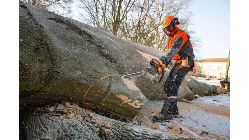 Pilarki spalinowe czy akumulatorowe, którą pilarkę STIHL wybrać?