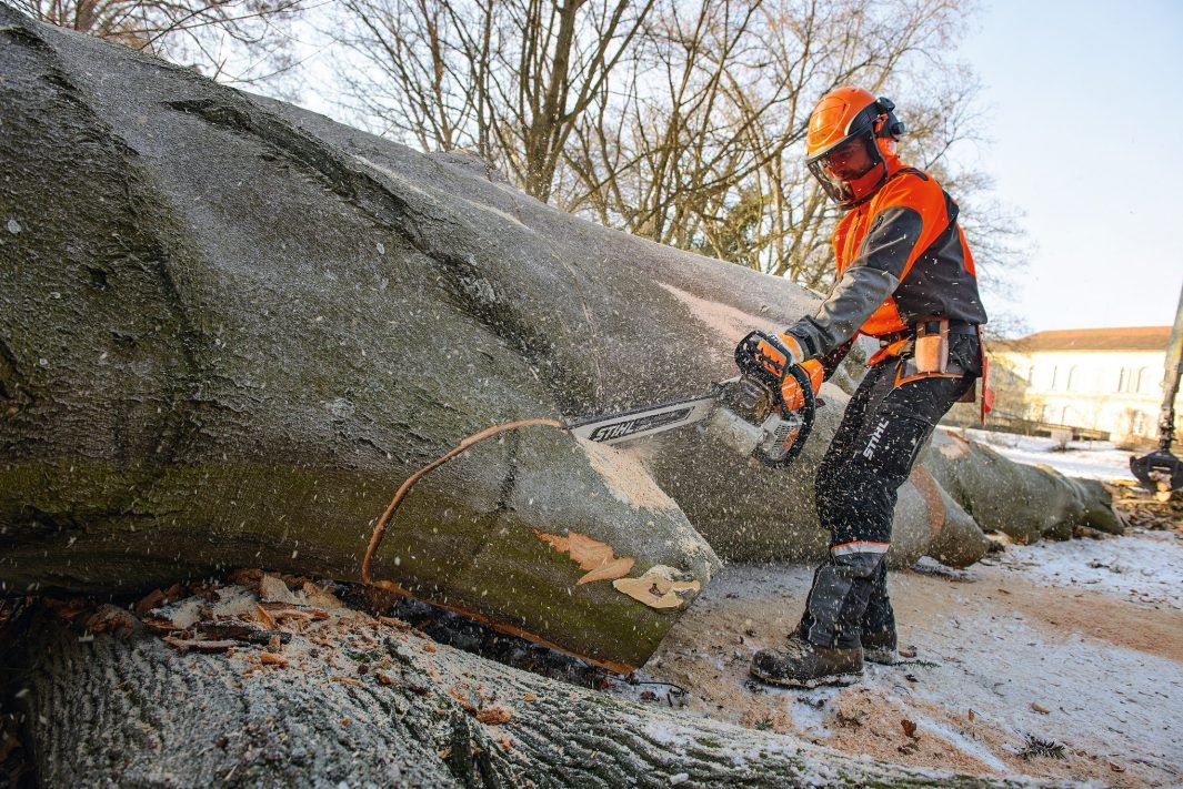 Pilarki spalinowe czy akumulatorowe, którą pilarkę STIHL wybrać?