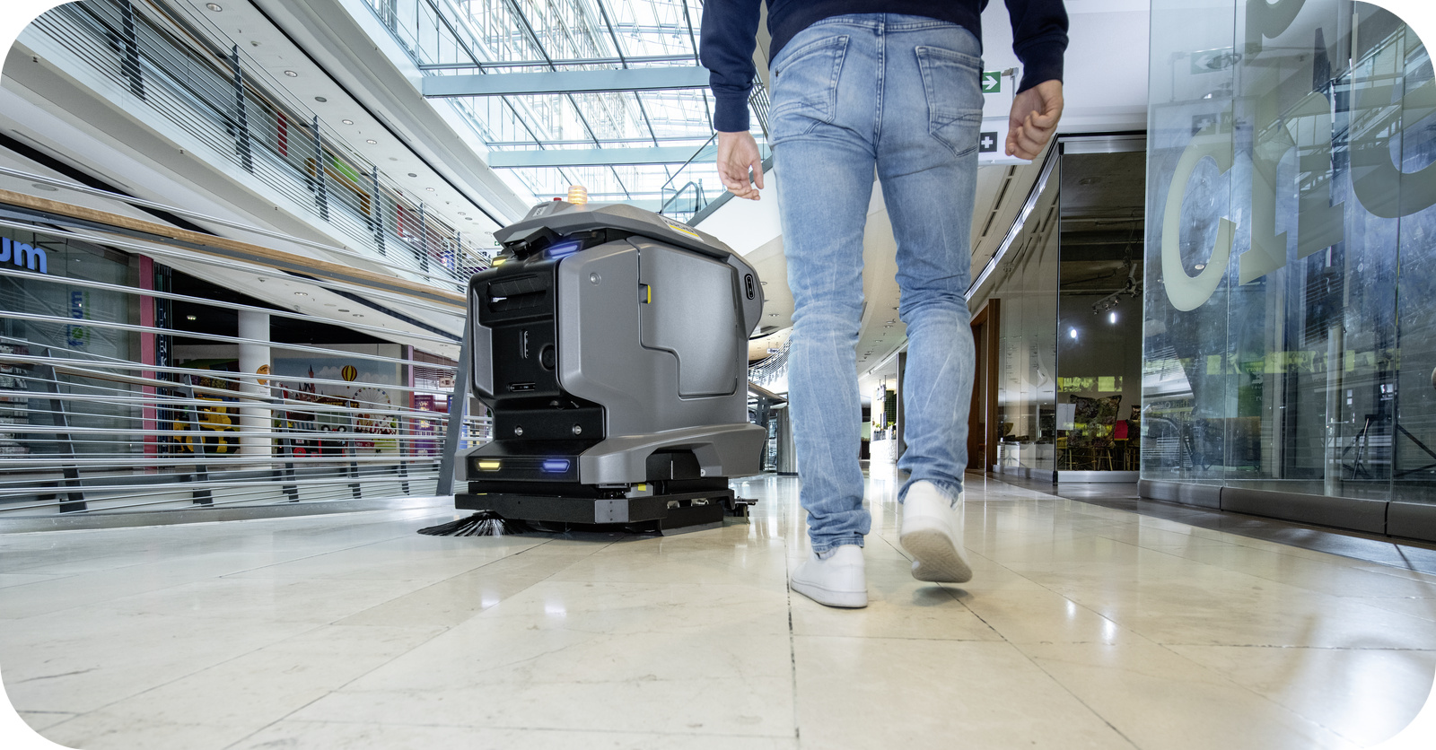 Robot przemysłowy sprzątający KIRA B 50 Karcher