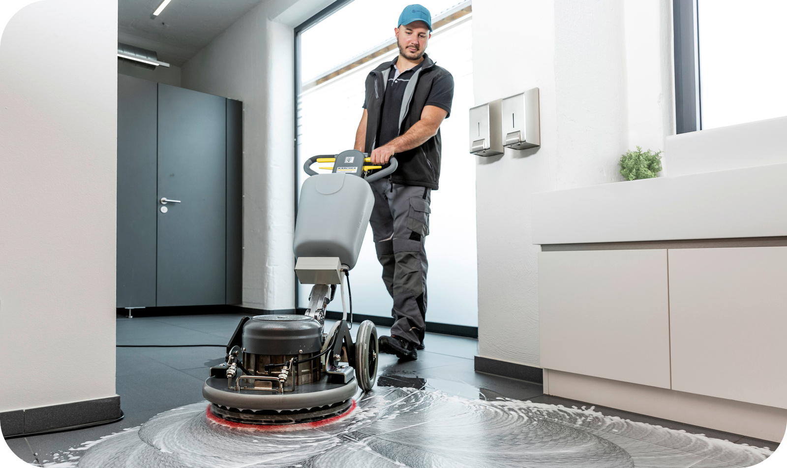 Profesjonalna szorowarka Karcher BDS 43 Orbital C Spray