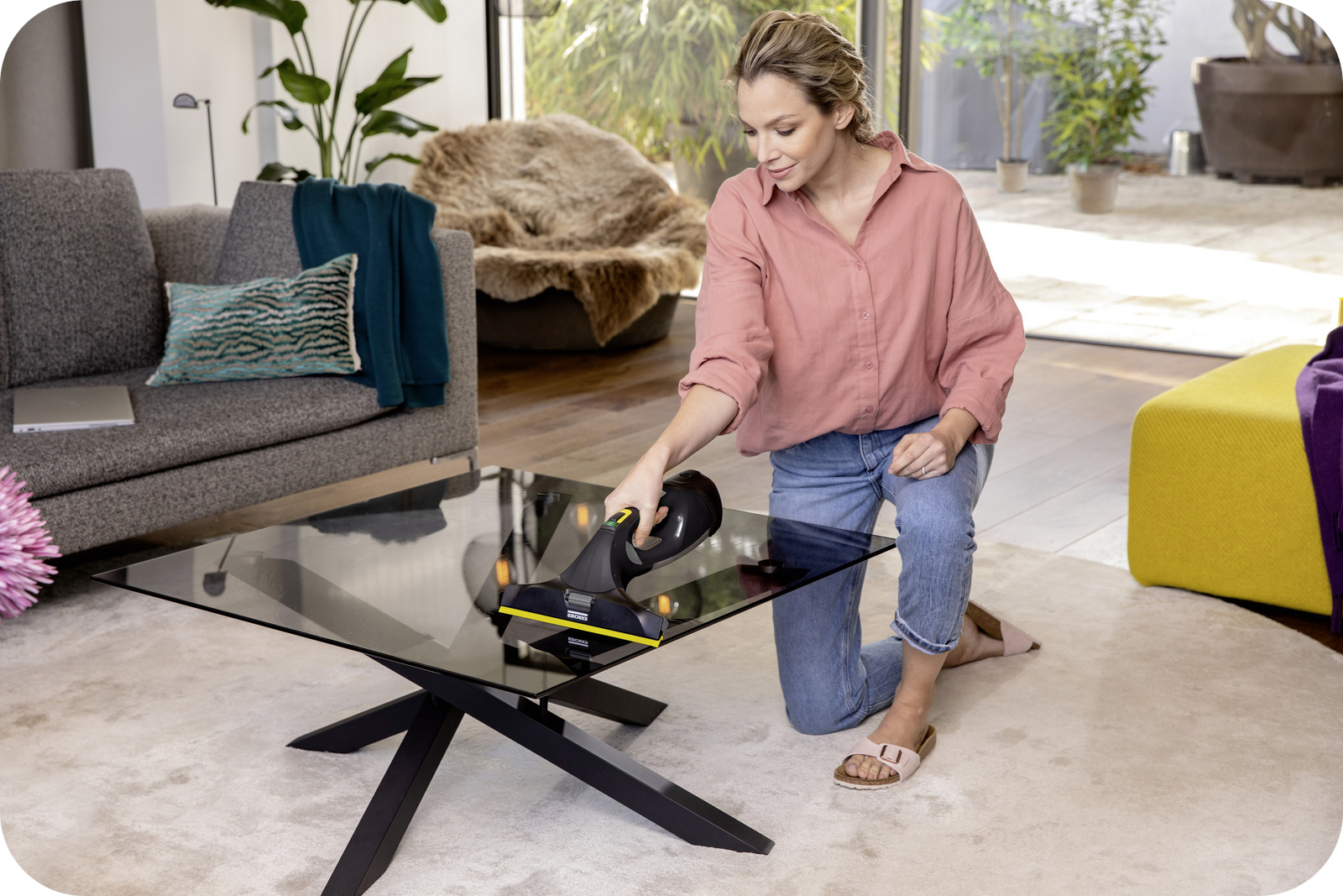 Mycie stolików kawowych myjką Karcher