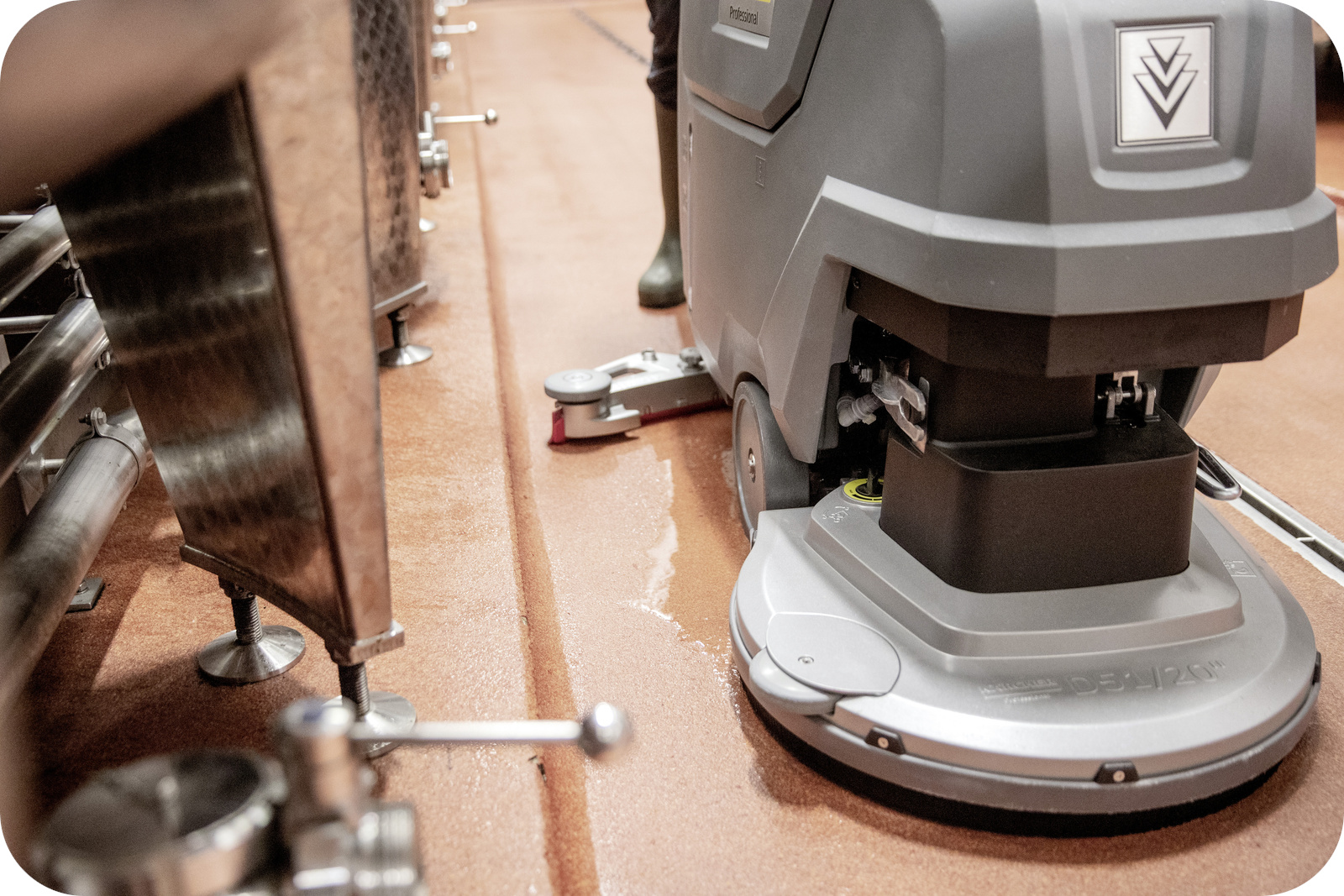 Sucha podłoga dzięki szorowarce Karcher BD 50/55 W Classic Bp