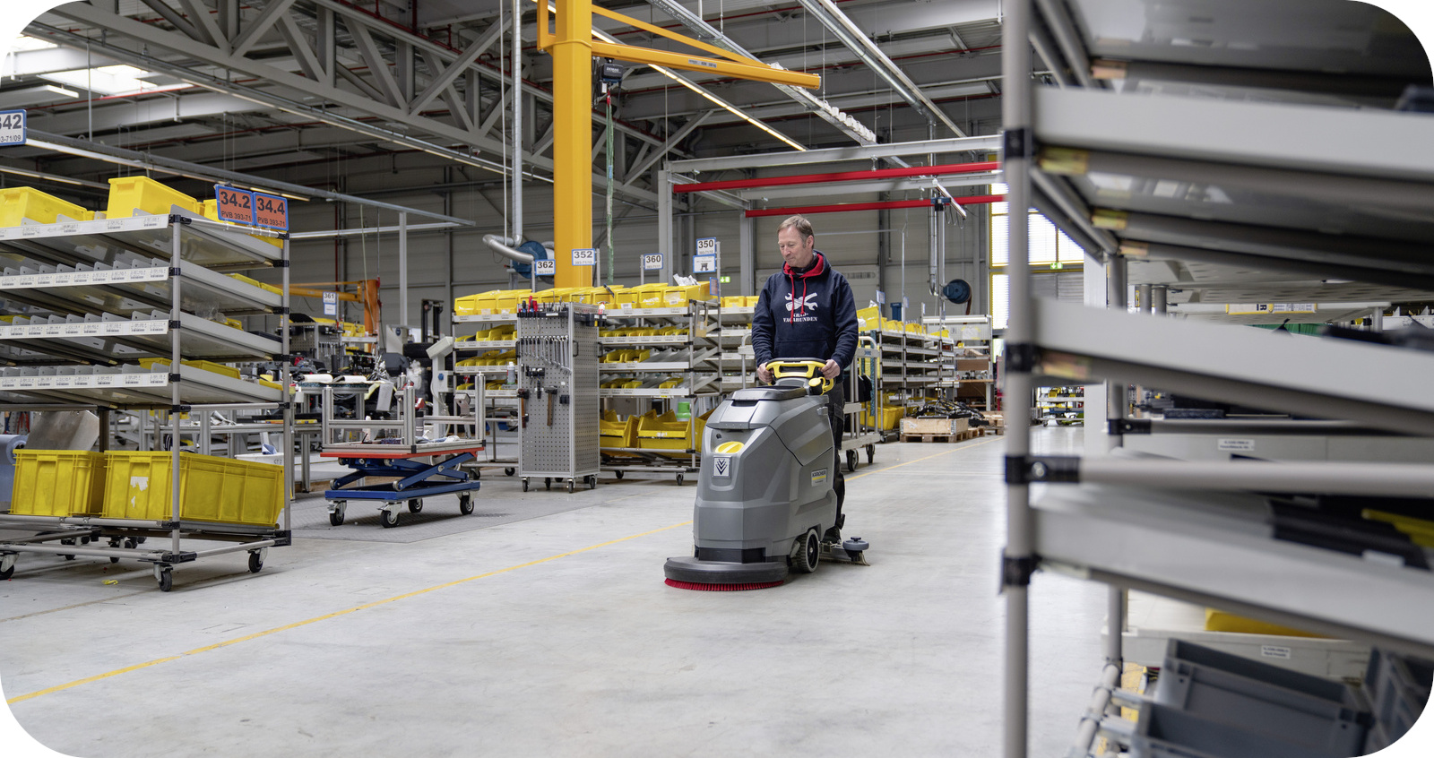 Karcher BD 50/50 C Bp w trakcie pracy na magazynie przemysłowym