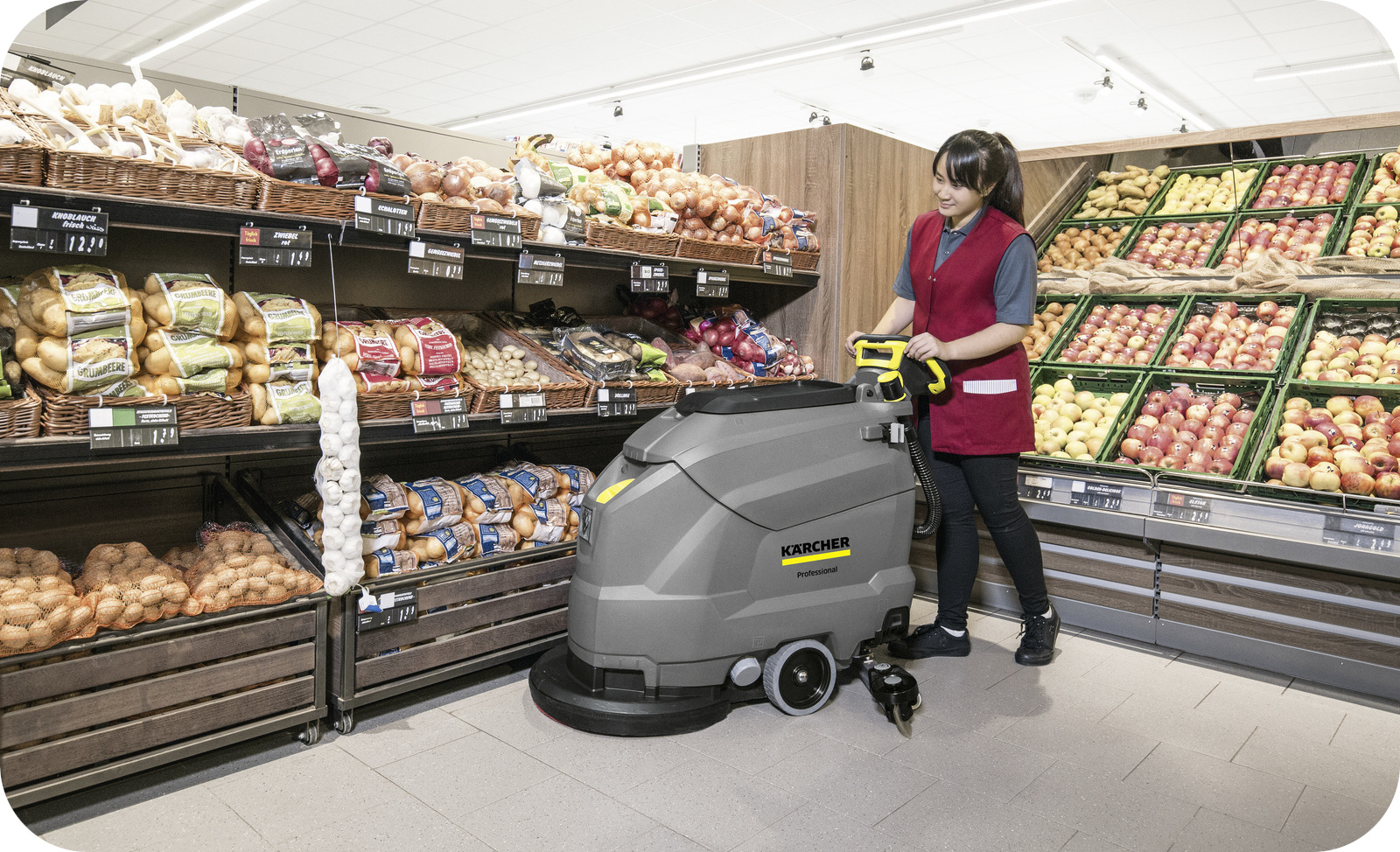 Karcher BD 50/50 C Bp w trakcie pracy w sklepie spożywczym