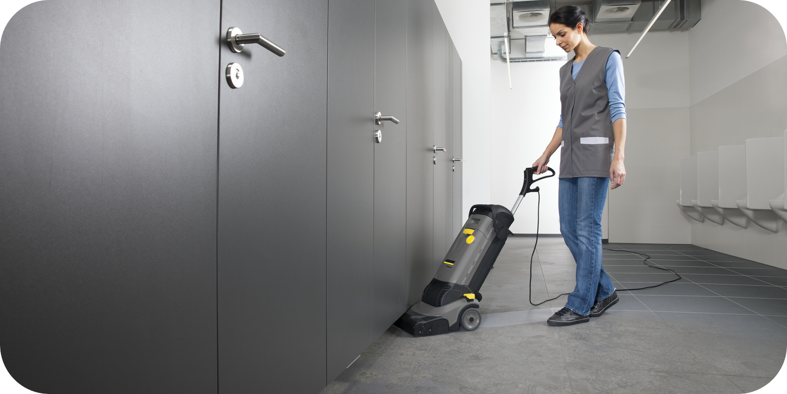 Skuteczne czyszczenie uporczywych zabrudzeń Karcher BR 30/4 C