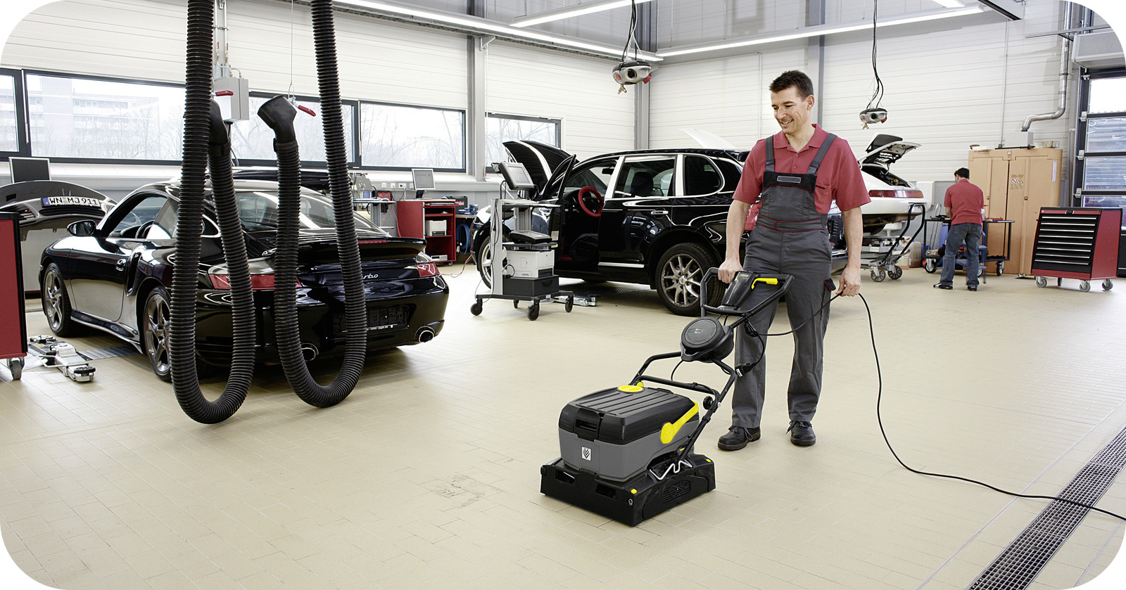 Szorowarka uniwersalna do wielu typów branż i różnych podłóg Karcher BR 40/10 C Adv