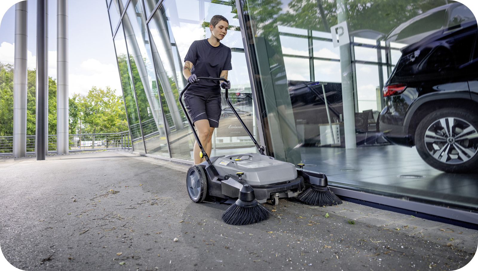Zamiatarka z szczotkami bocznymi Karcher