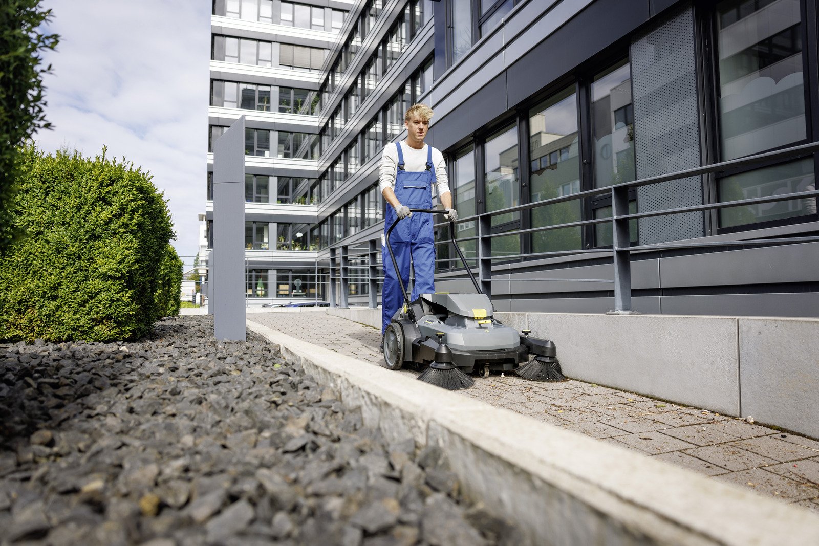 Zamiatarka do dużych powierzchni Karcher KM 70/25 C 2SB